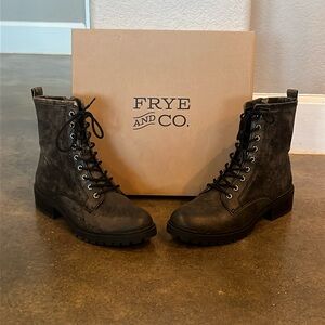 Frye & Co Anise Combat in black multi color. Size 8.5